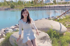 礁石白裙小姐姐,邂逅海边的清新女神